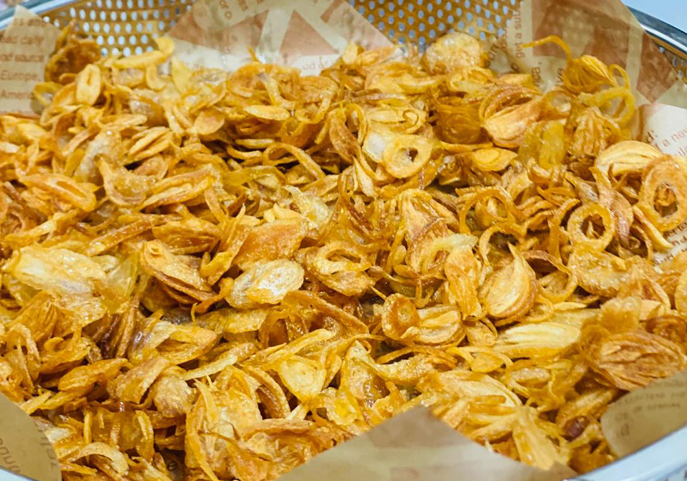 Vớt hành ra để ráo dầu